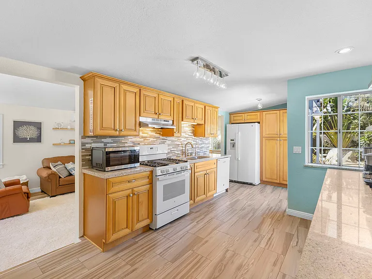 142 E Glaucus St — Photo 16