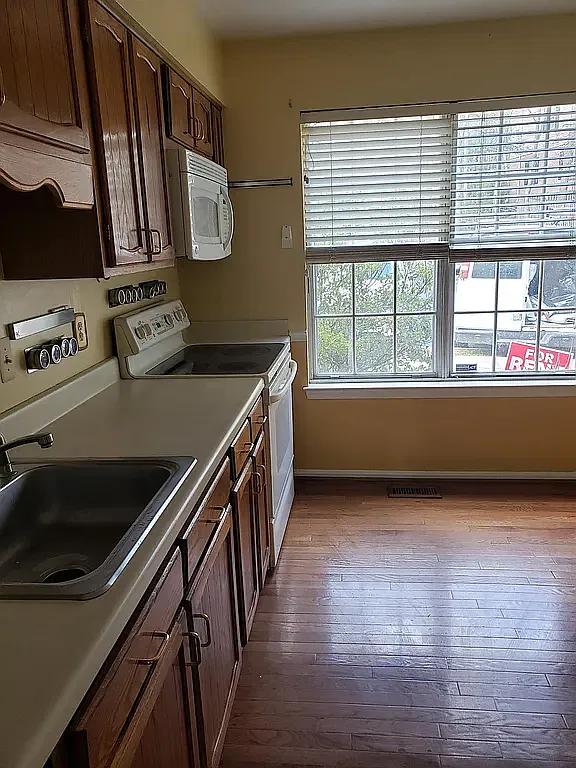3 bed, 3.5 bath, 1330 sqft, $3,150 — Photo 3