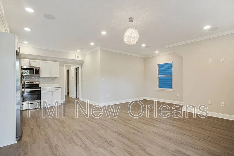 Mid City — Photo 2
