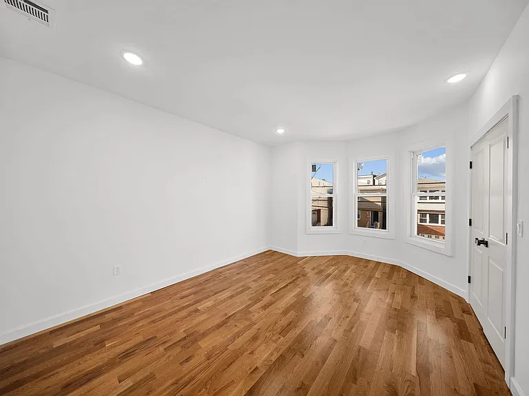319 William St #2-0904 — Photo 6