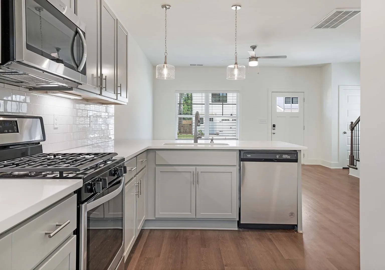 Upscale single family home with fenced backyard! — Photo 2
