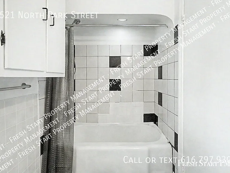 1521 N Park St — Photo 13