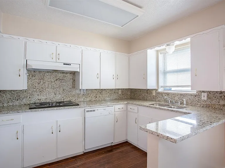 7010 Kingsbury Dr — Photo 3