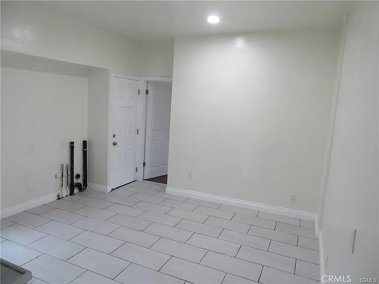 3923 1/4 S Normandie Ave — Photo 4