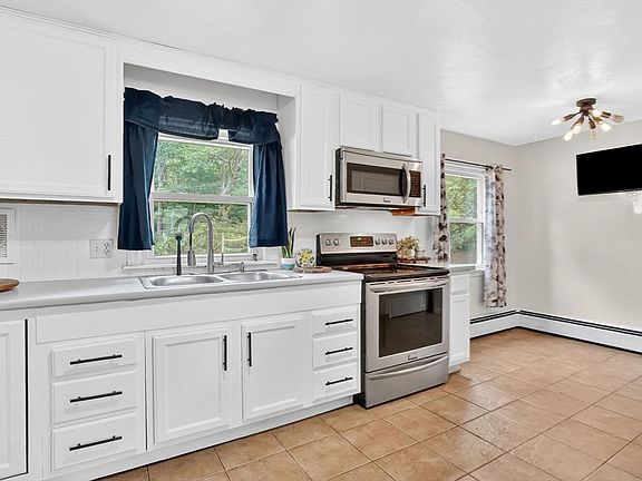 4th image of 179 Knollwood St