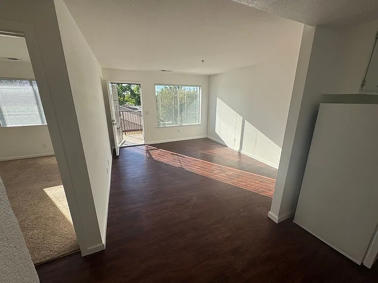 2630 Darwin St — Photo 4