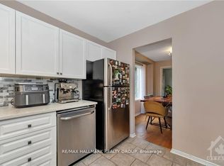 17 Ravenscroft Ct, Ottawa, ON K2S 1R3
