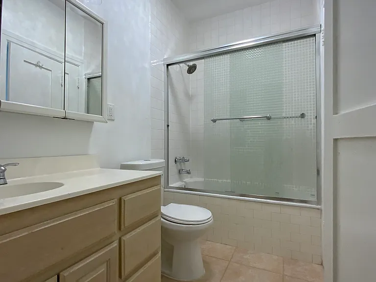 5429 1/4 Harold Way — Photo 10