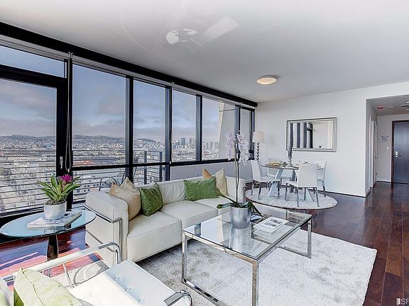 3rd image of 260 King St Unit 1619