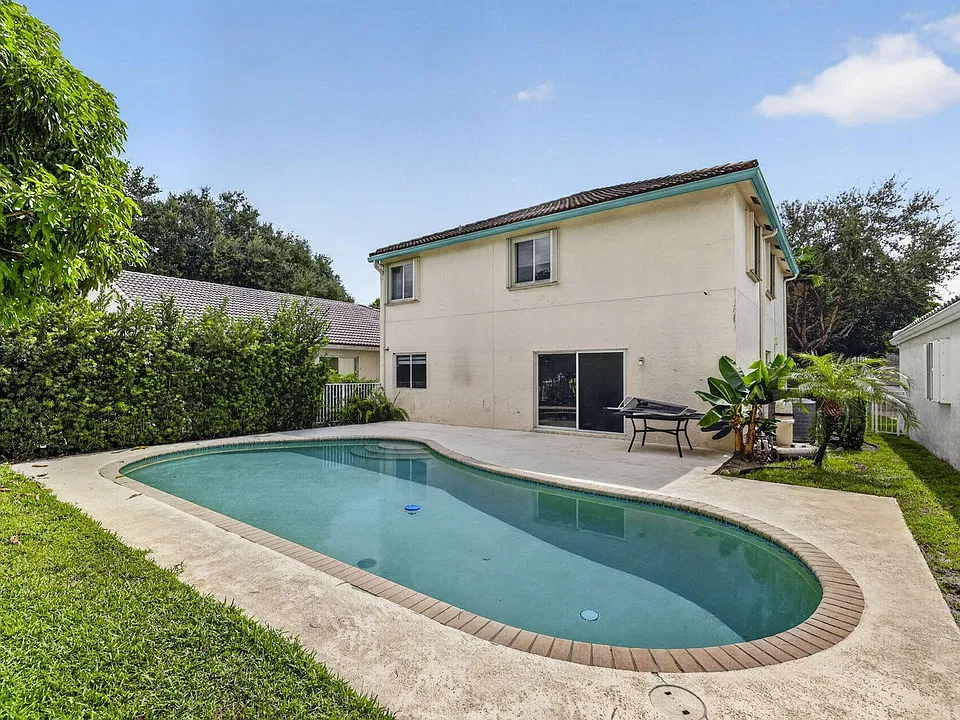 1403 Banyan Cir