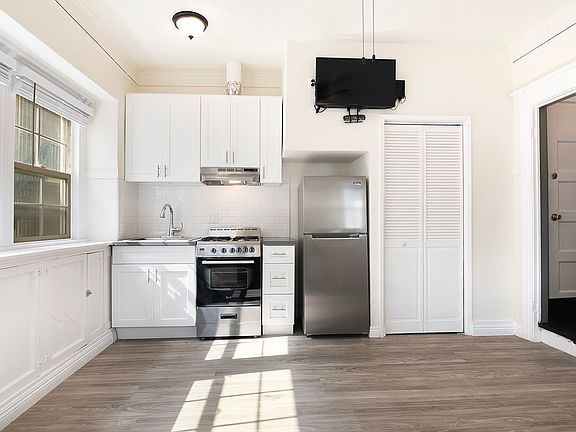 3rd image of 1732 N Wilton Pl #9
