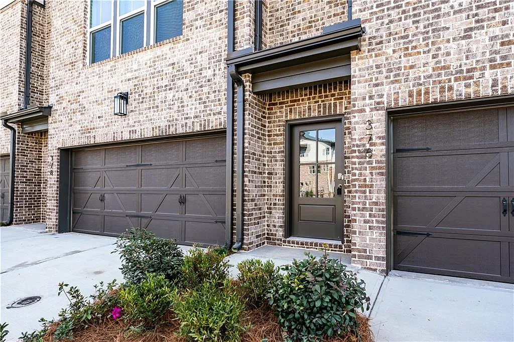 3 bed, 3.5 bath, 2594 sqft, $3,000 — Photo 3