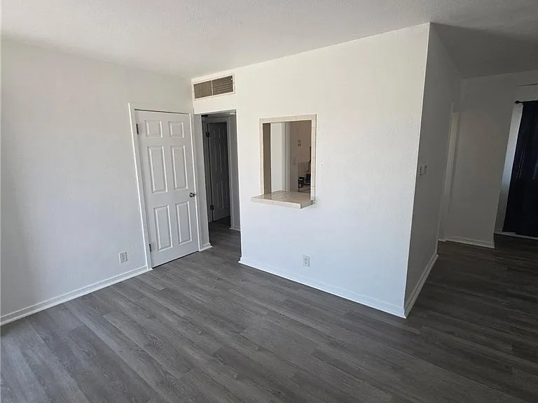 512 1/2 E St — Photo 5