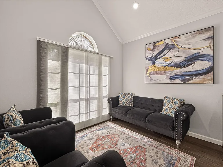 6514 Kings Summit Dr — Photo 8