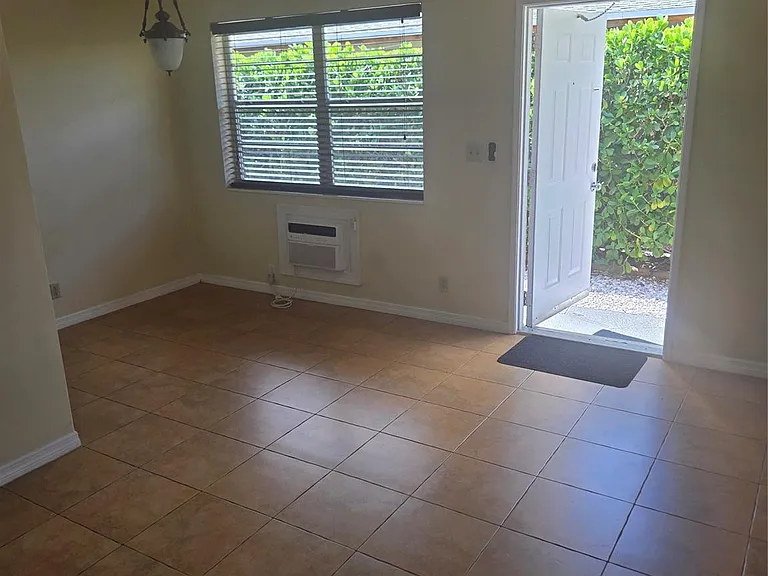 1416 NE 5th Ct #3 — Photo 3