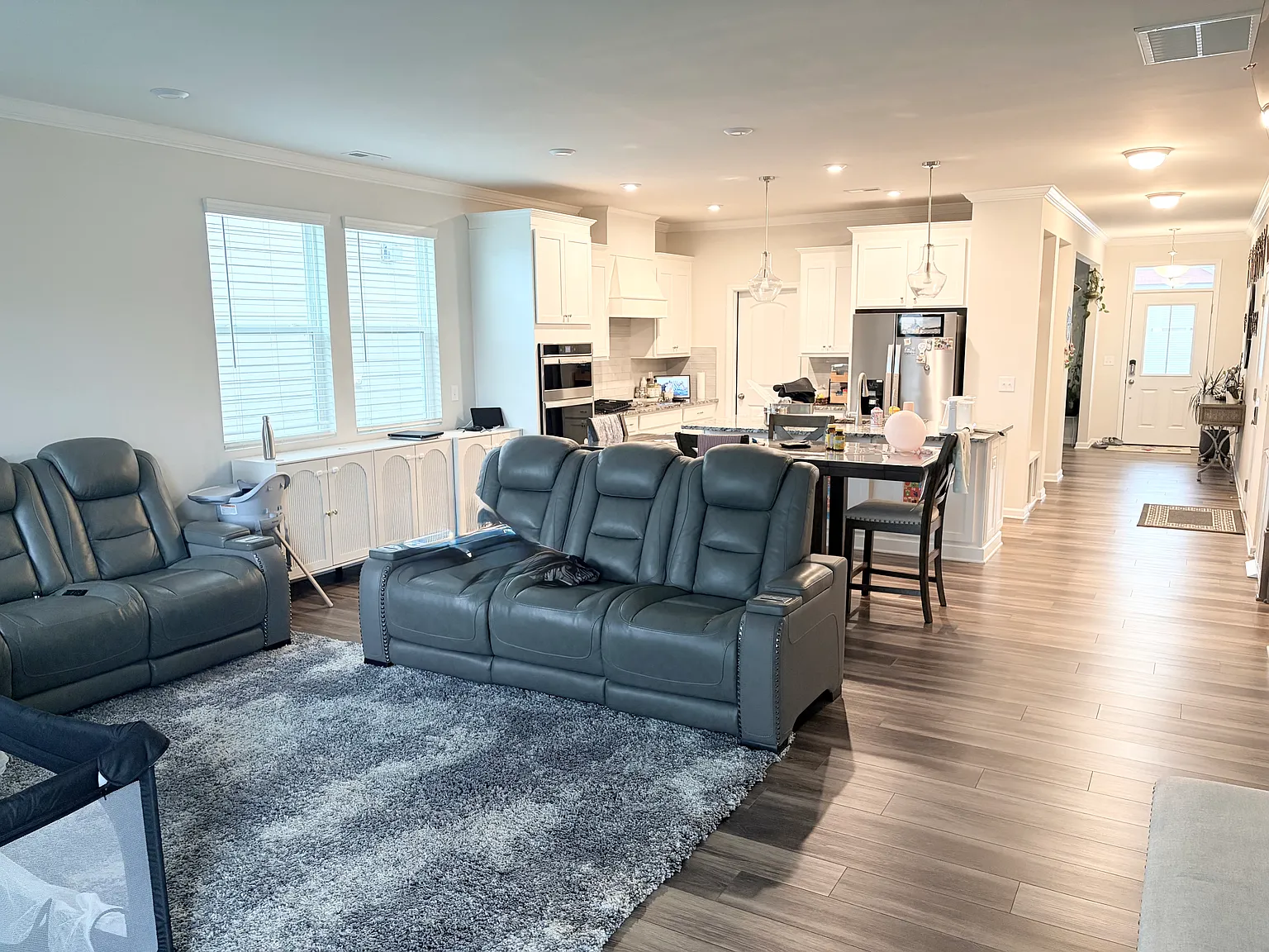 4 bed, 3.5 bath, 2800 sqft, $2,750 — Photo 4