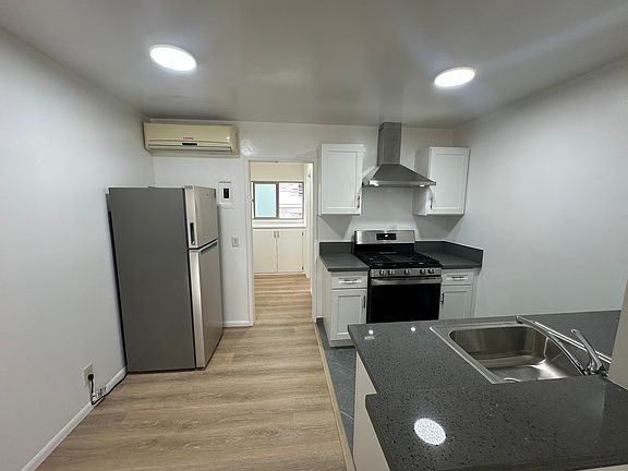 5th image of 1262 Granville Ave APT 9