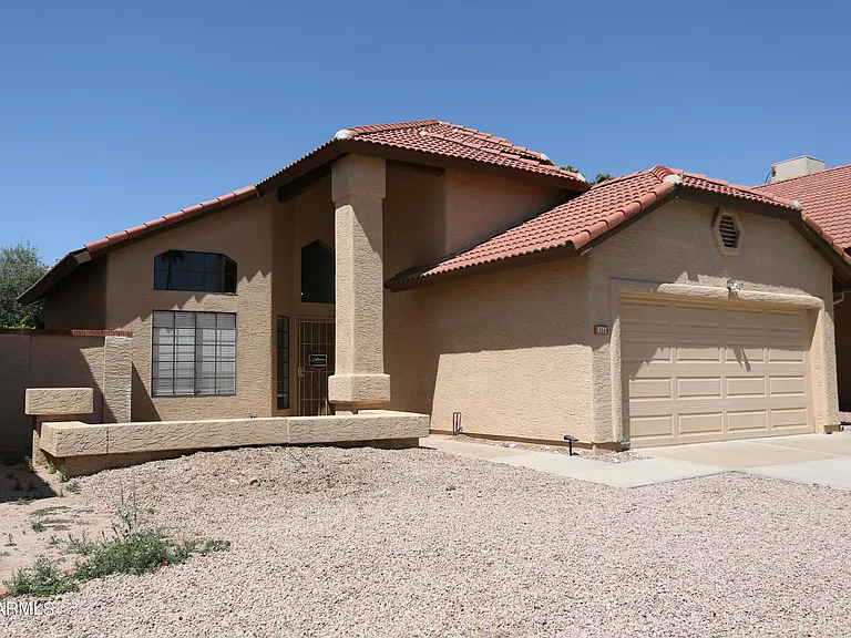 924 E Manor Dr — Photo 2