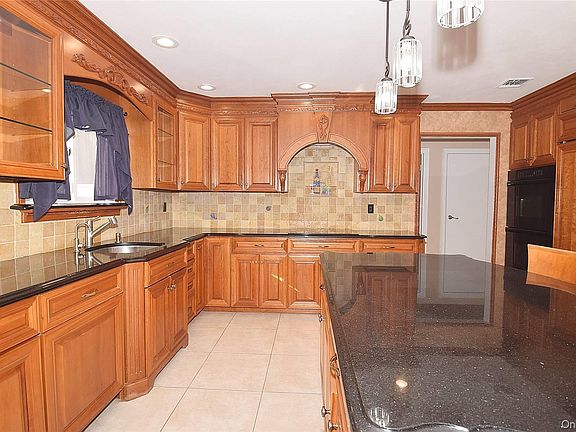4th image of 27 Jill Dr