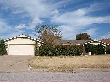 1st image of 2816 NE Heritage Dr