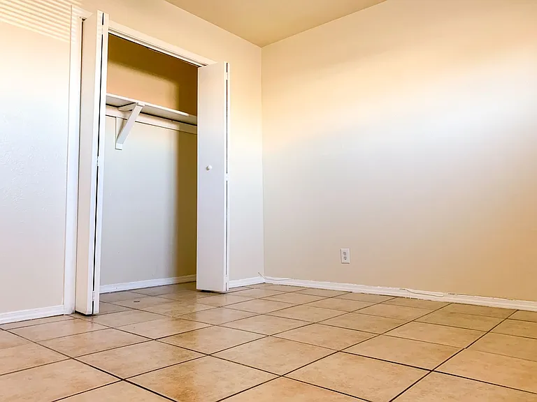 Spacious 2 Bedroom Apartment with Fireplace — Photo 26
