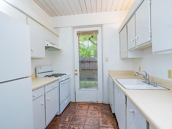 4th image of 30 Lakeway St