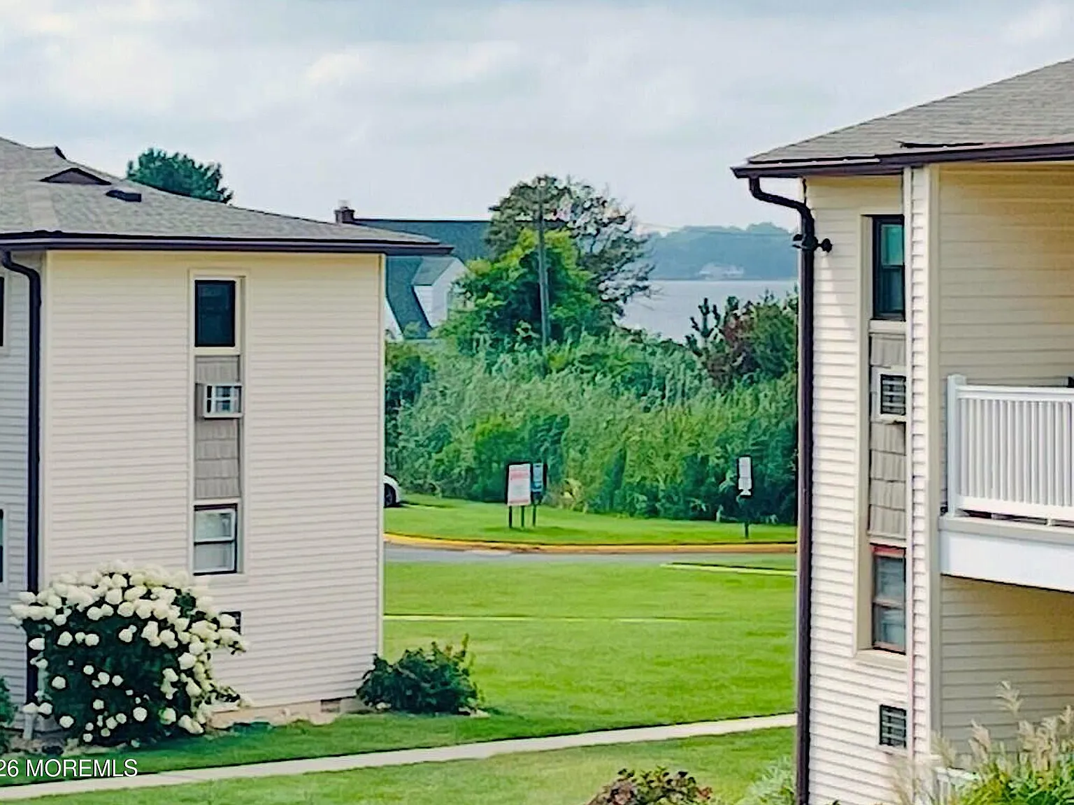 2 bed, 1.5 bath, 1036 sqft, $2,295 — Photo 2