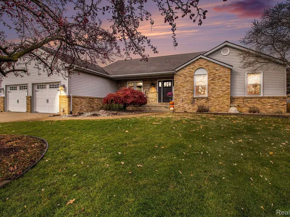 4490 Island View Dr, Fenton, MI 48430
