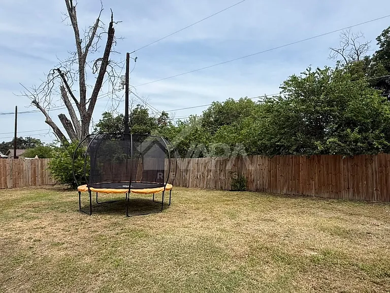 4907 Stoneleigh Dr — Photo 16