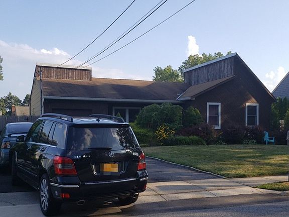3rd image of 906 Peconic St
