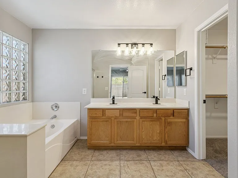 1556 N Rockwell Ct — Photo 17