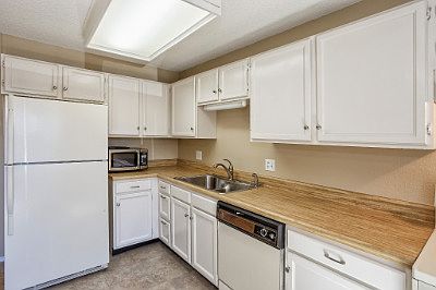 Plenty of cabient space in kitchen