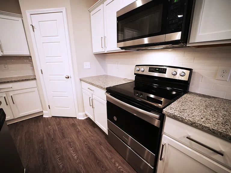 220 Drayton Dr — Photo 16