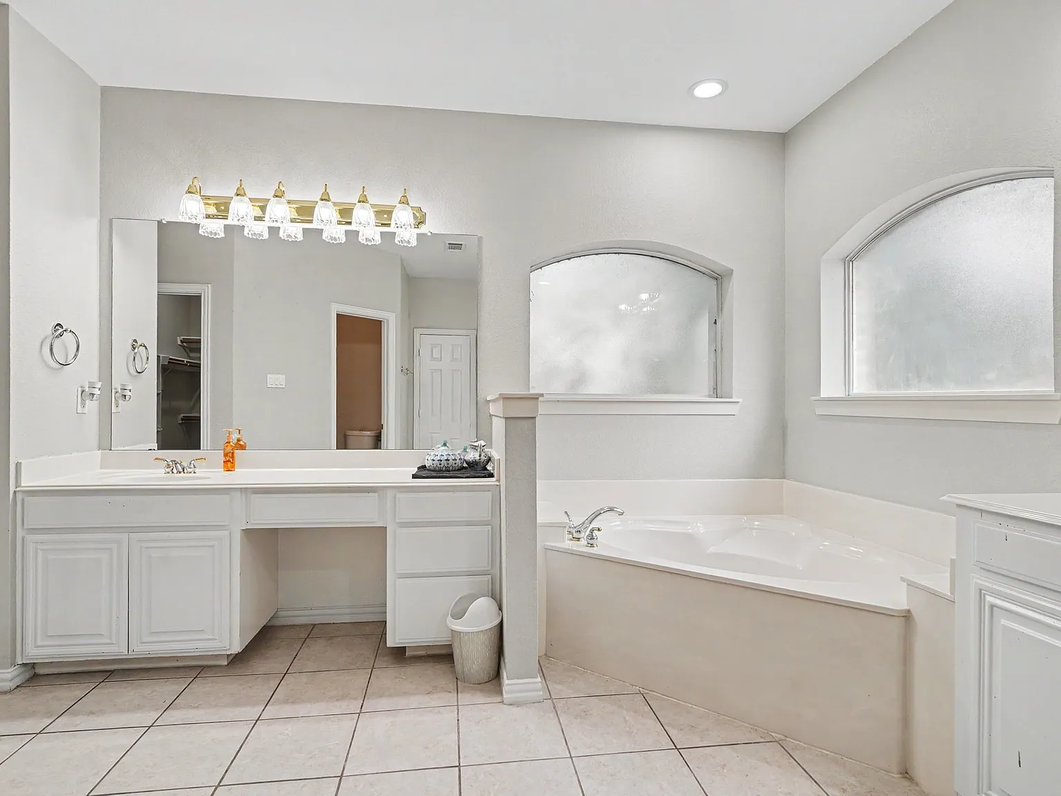 4 bed, 3744 sqft, $3,500 — Photo 2