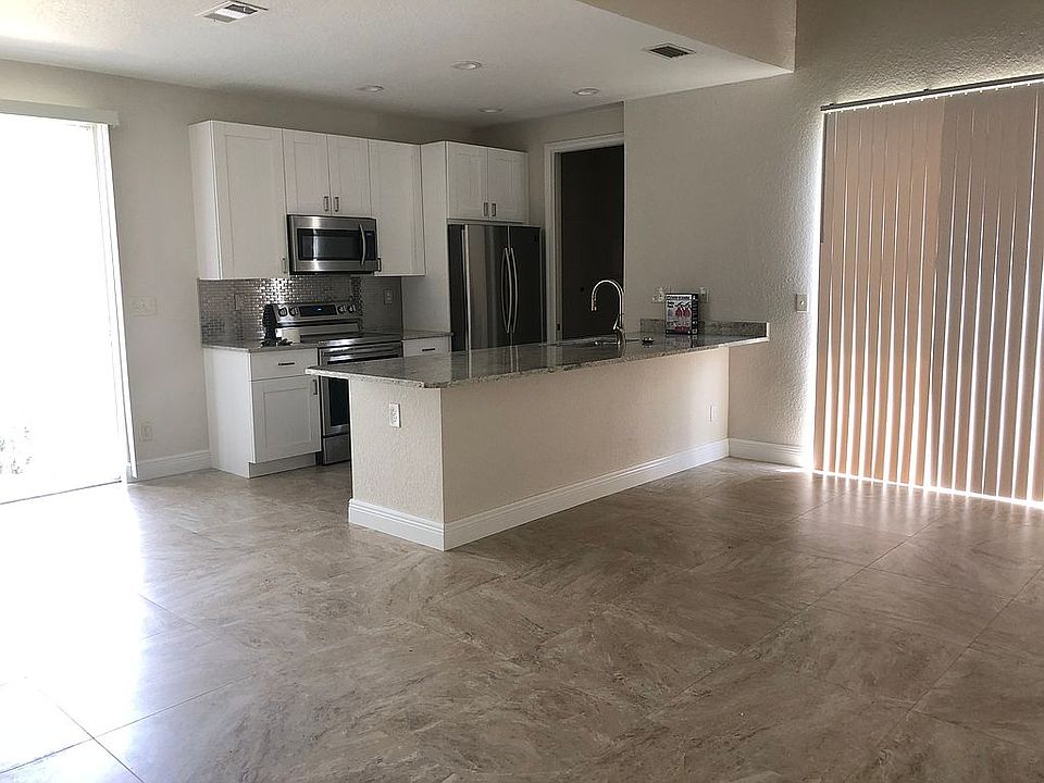 Kitchen/dining/family area