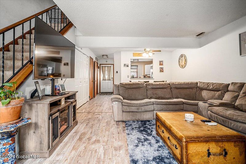 4th image of 6 Bennington Way
