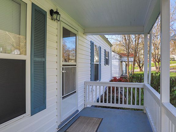 2nd image of 1516 Valley Dr
