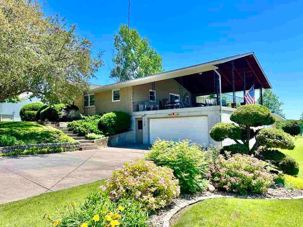 105 Fairview Dr, Wellman, IA 52356