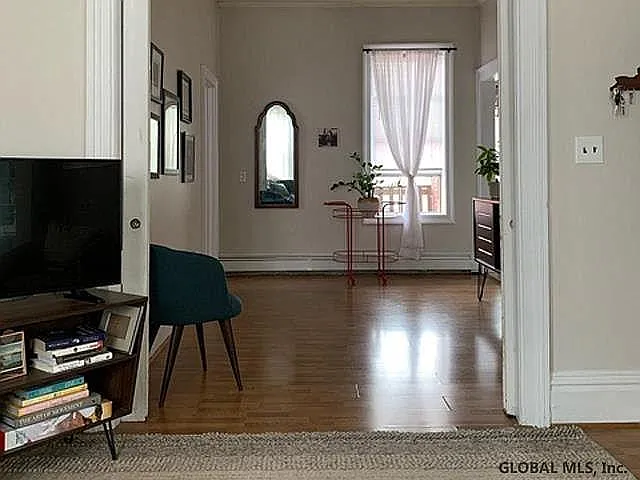 Living room (back)