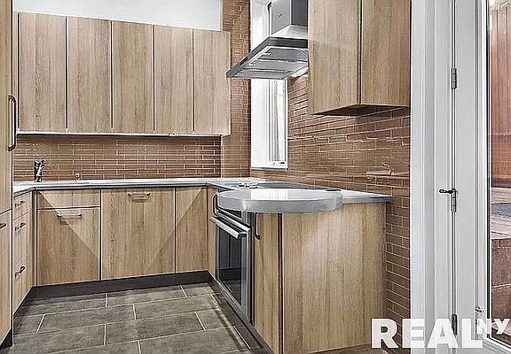 5th image of 181 Christopher St #2A