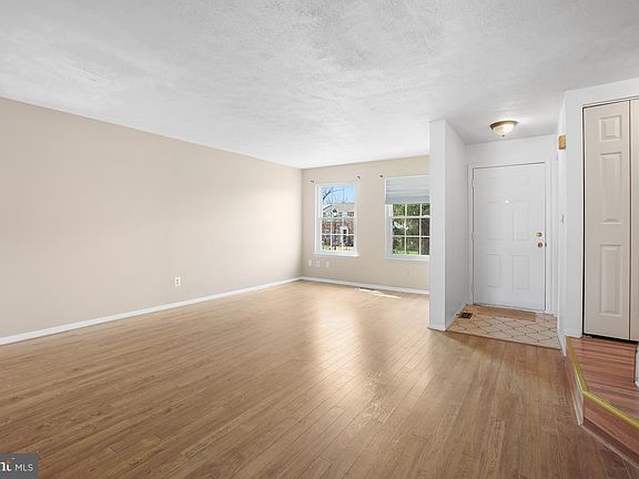 5th image of 19 Perryfalls Pl