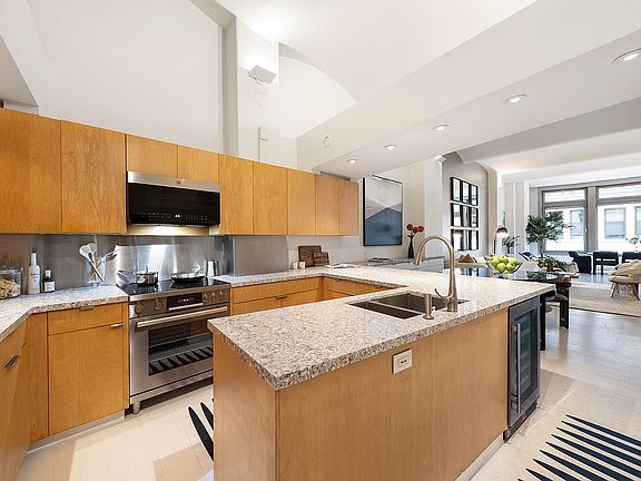5th image of 36 E 10th St APT 2W