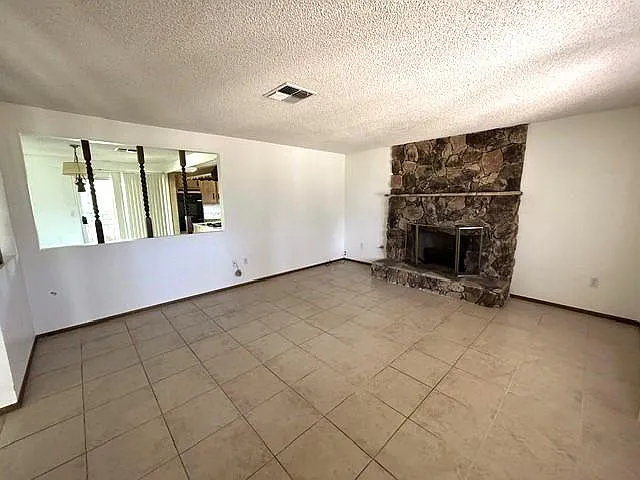 716 Robert Dr — Photo 3
