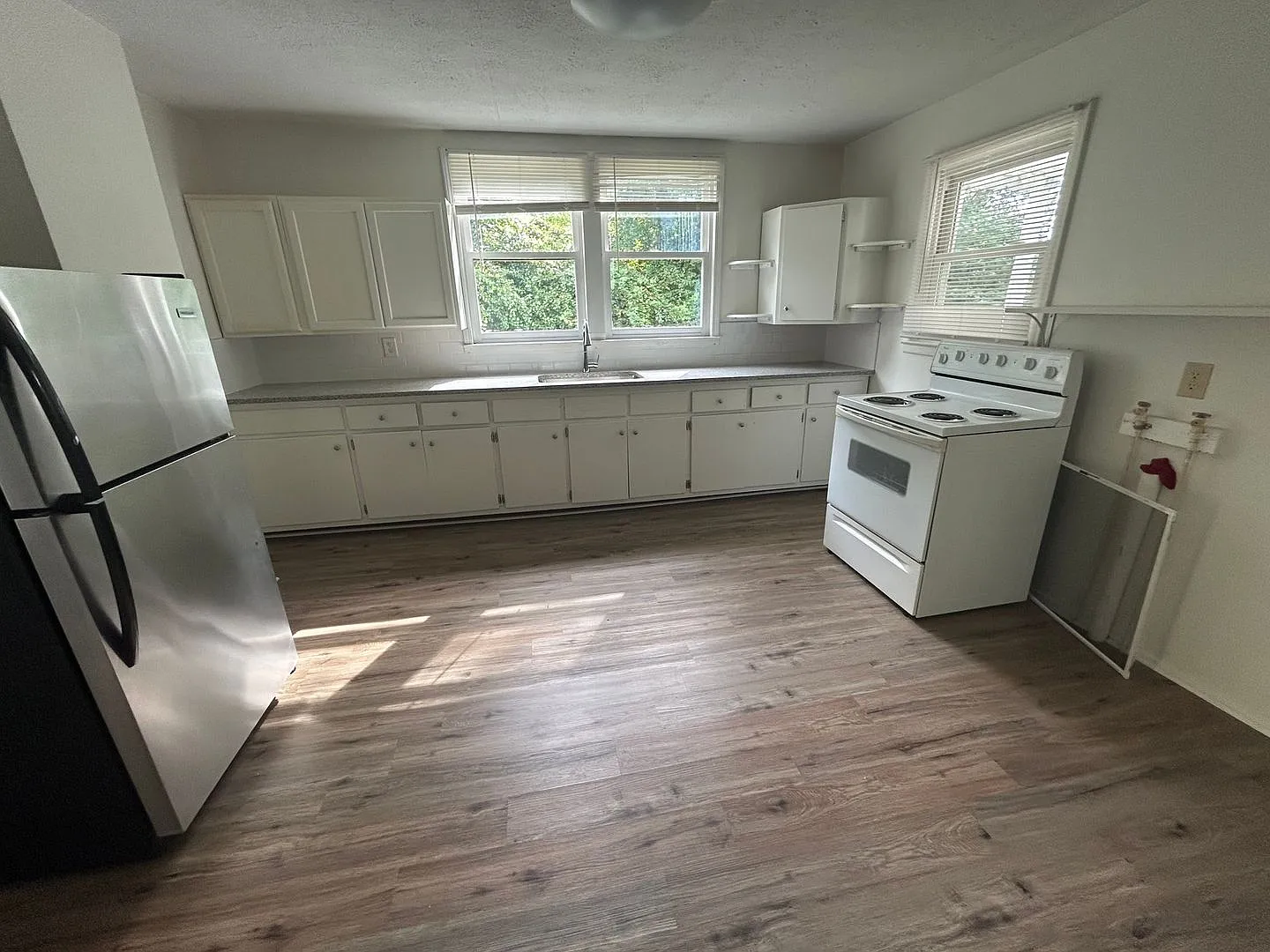 Cozy 2-Bedroom Single Family Home near Lenoir $1,050/Month. — Photo 3