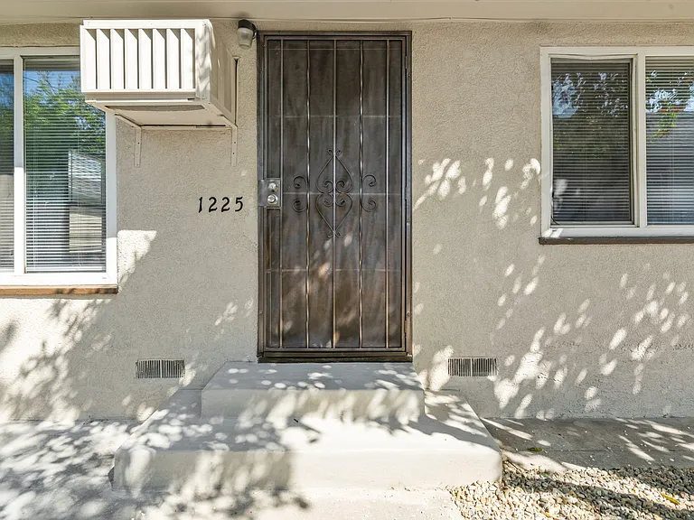 1225 N Lincoln St — Photo 4