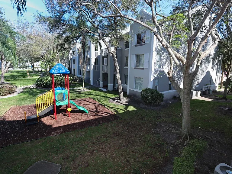 11133 SW 8th St #102 — Photo 22