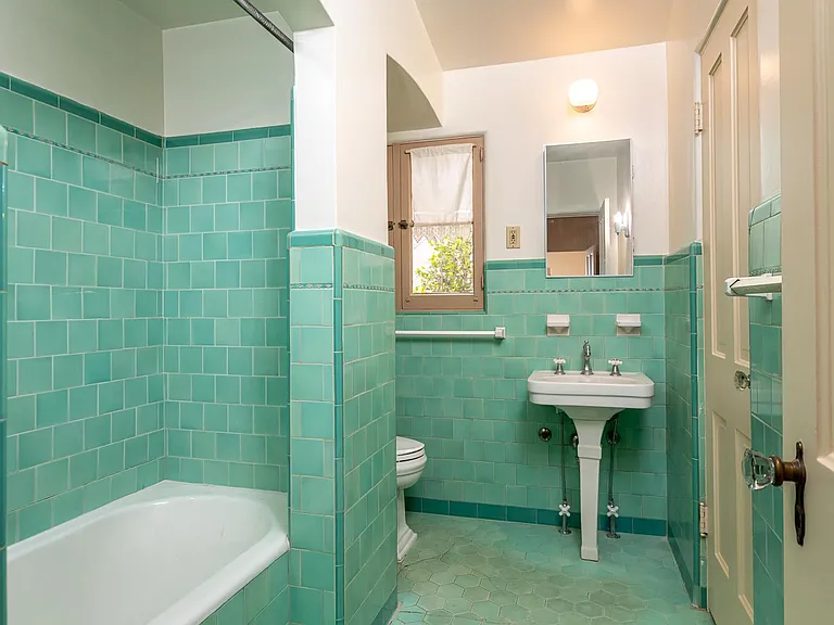 908 Burchett St — Photo 23