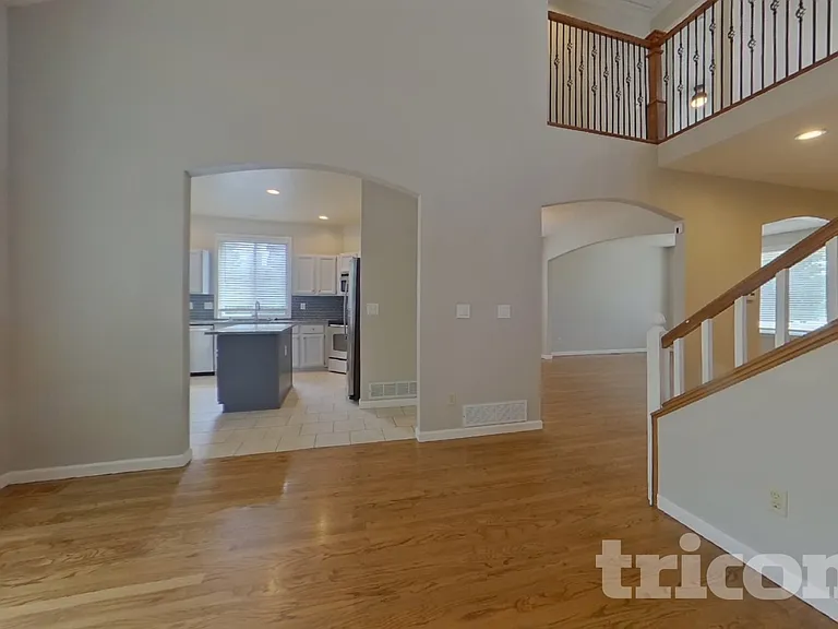 16240 Quarry Hill Dr — Photo 2