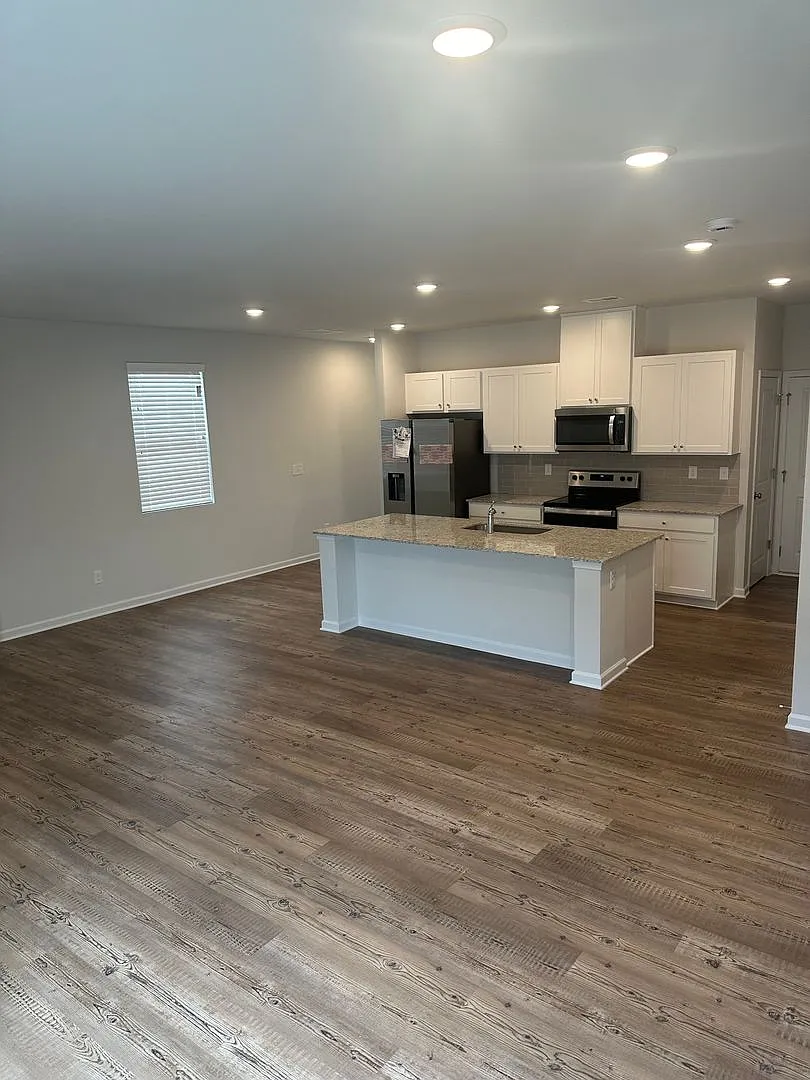 Pet Friendly .. 3 Bed 2.5 Bath Townhome In Stunning New Community — Photo 4