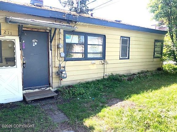 3rd image of 211 W 11th Ave